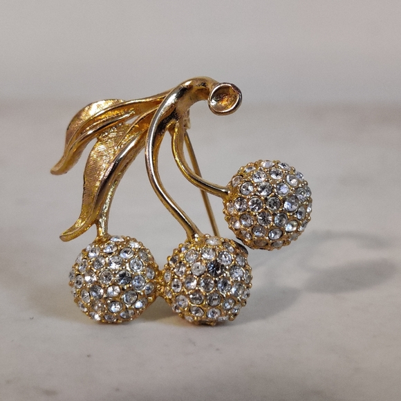 Vintage Dazzling Cherry Bunch Brooch - Picture 16 of 16